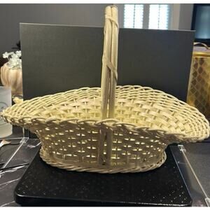 1021. Harry & David Vintage Picnic Basket